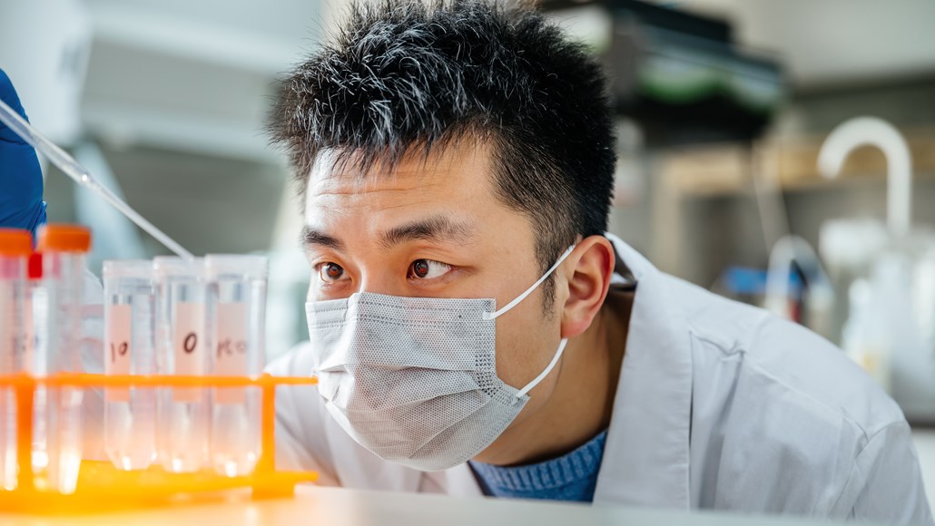 特写科学家观察实验