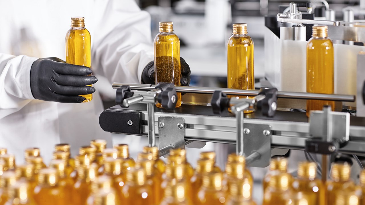 科学家们戴着手套，穿着防护服装瓶子