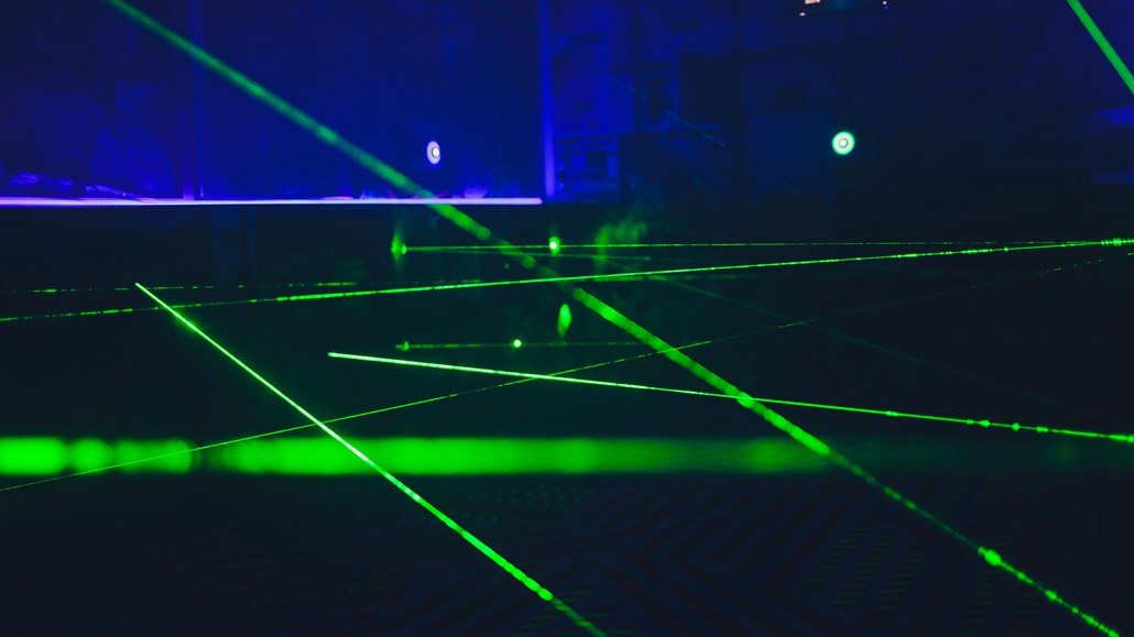 带荧光灯的竞技场