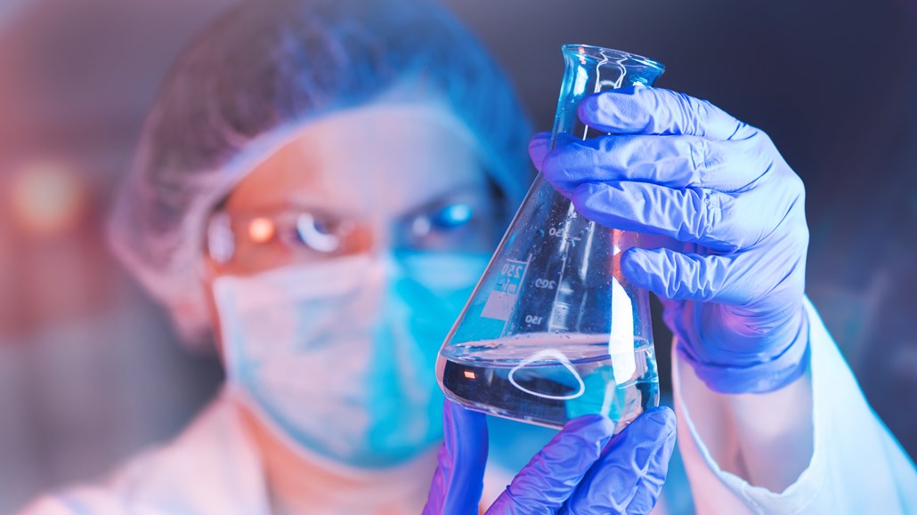 科学家在厄伦梅尔烧瓶中寻找溶液