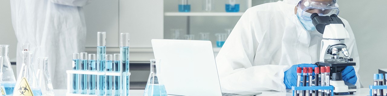 实验室里的科学家